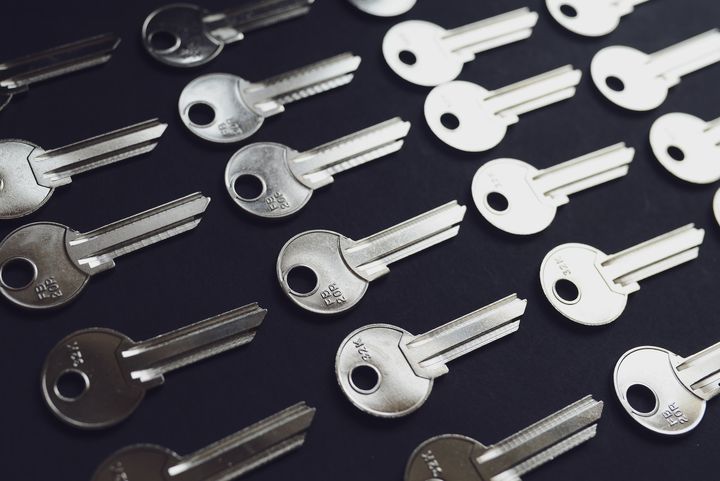 Selection of identical keys